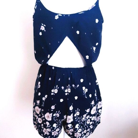 GarageāFloralāPrintĀ SleevelessāRomperāPocketsāXS - Picture 4 of 6